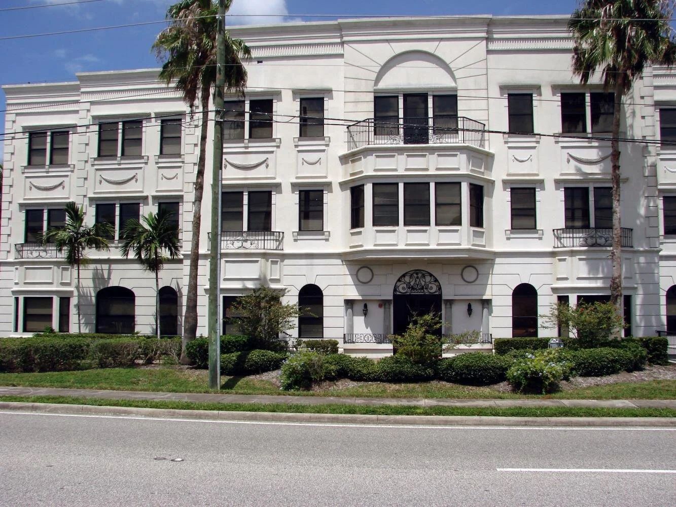 Commercial office building after pressure cleaning in Clearwater